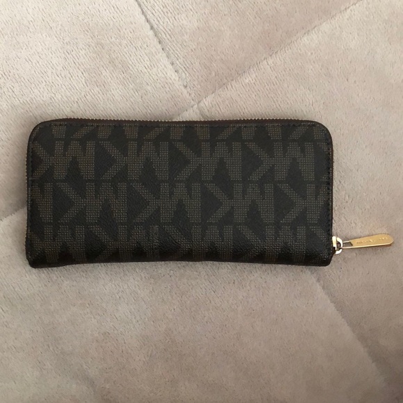 Michael Kors Wallet - Picture 2 of 7